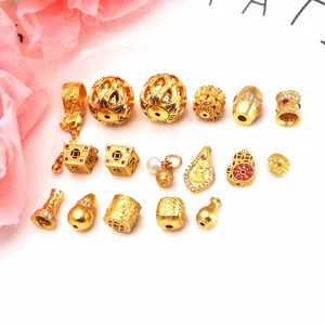 Vue macro détaillée de divers breloques et perles de bijoux DIY plaqués or