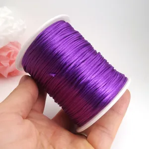 Gros plan d'une bobine de fil de nouage chinois violet pour les loisirs créatifs