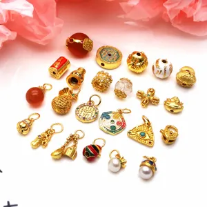 Surtido de colgantes y cuentas doradas para joyas DIY con detalles de esmalte y perlas