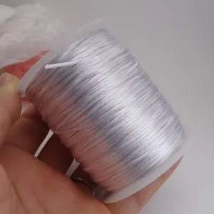 Gros plan sur le cordon de nœud chinois violet clair taille 7 pour le tressage de bracelets DIY