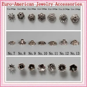 Detalle de varios capuchones de flores de plata tibetana para bisutería DIY.