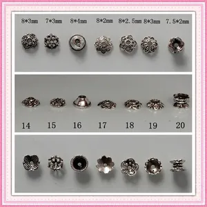 Primer plano de varios capuchones de cuentas de plata tibetana para bisutería DIY