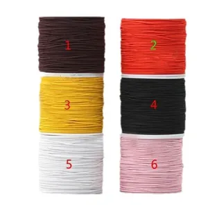 Sechs lebendige Farben von elastischen Kordelspulen für handgefertigte DIY-Schmuckprojekte