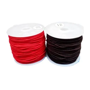 Rote und dunkelbraune elastische Kordelrollen auf Spulen für DIY-Schmuckherstellung.