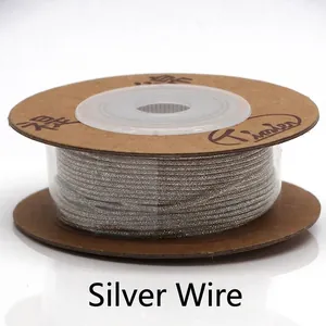 Nahaufnahme von 1,0 mm silbernem Schmuckfaden, ideal für DIY-Armband- und Bastelarbeiten