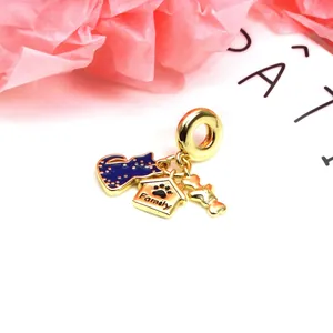 Detailansicht des goldenen Katzen- und Haus-Anhängers für Schmuckarmbänder