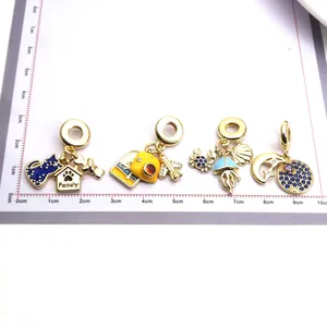 Detailaufnahme von vier Zirkonia-Armbandanhängern mit Katzen-, Kamera- und Quallenmotiven