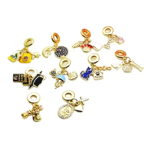 Kollektion bunter vergoldeter Anhänger mit Zirkonia für Schlangenkettenarmbänder