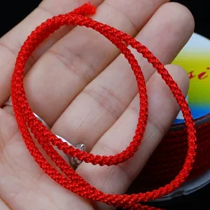 Vista dettagliata del cordoncino intrecciato rosso da 2 mm con motivo a nodo per creare gioielli