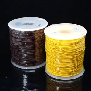 Vista dettagliata di bobine di cordoncino elastico marrone e giallo per gioielli DIY