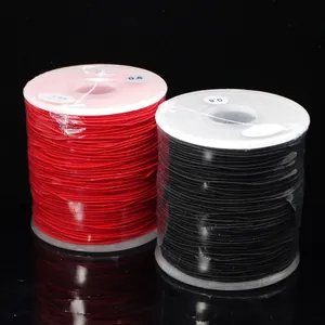 Dettaglio del filo elastico da 0,8 mm rosso e nero per la creazione di gioielli fai-da-te