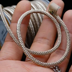 Λεπτομερής προβολή πλεκτού σχοινιού 3mm με κόμπο διαμαντιού σε χρυσό σαμπανιζέ για κοσμήματα