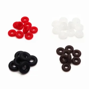 Makroansicht elastischer Gummiringe in Rot, Weiß, Schwarz und Braun für DIY-Schmuck