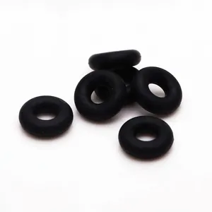 Nahaufnahme von schwarzen elastischen Gummiringen als Abstandshalter für DIY-Schmuck.