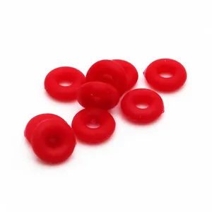 Nahaufnahme von kleinen roten elastischen Gummi-Gleitringen für DIY-Schmuckherstellung