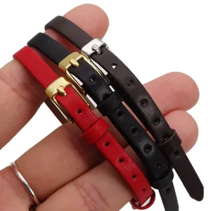 Détail de bracelets en cuir de 6 mm en rouge, noir et marron avec boucles en métal.