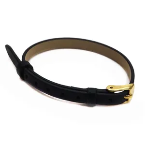 Vue détaillée d'un bracelet en cuir noir de 6 mm avec une boucle dorée élégante.
