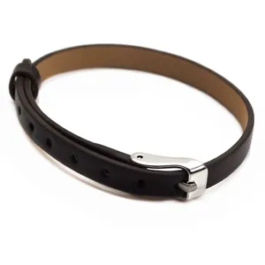 Vue détaillée d'un bracelet en cuir marron de 6 mm avec boucle en argent poli et trous