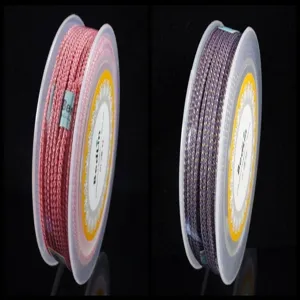 Detailansicht von 2,0 mm rosafarbenen und violetten Milanaise-Kordeln mit Goldfaden für DIY.