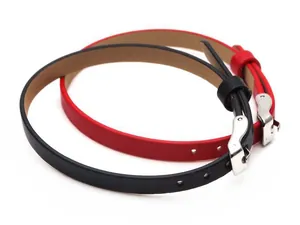Gros plan sur des bracelets en cuir de 6 mm noir et rouge avec boucles argentées