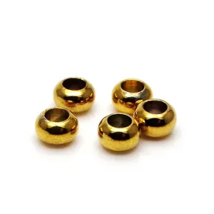 Macro-opname van 6mm 24K vergulde spacer kralen met groot gat voor DIY sieraden