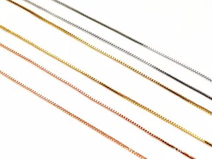 Détail macro de diverses chaînes vénitiennes plaquées or pour colliers DIY minimalistes