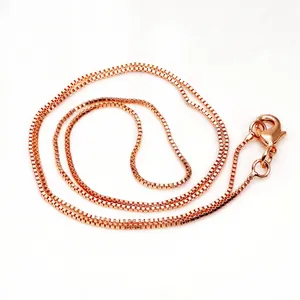 Détail d'un collier chaîne box plaqué or rose avec fermoir mousqueton élégant pour bijoux