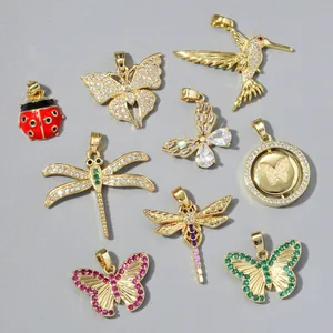 Sélection de pendentifs en plaqué or 18 carats avec motifs de papillons et d'insectes en zircon.