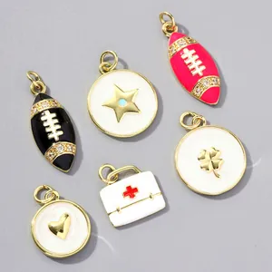 Gros plan de divers pendentifs en cuivre et zircon, dont trèfle, cœur et formes de rugby