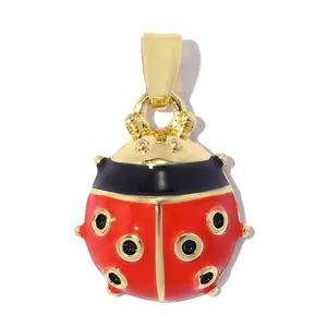 Vue détaillée d'un pendentif coccinelle en émail rouge plaqué or 18k avec des zircons