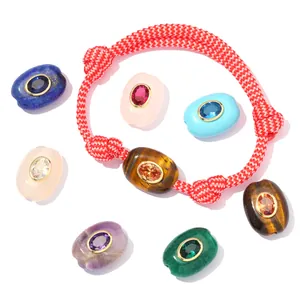 Detail von Natursteinperlen mit Zirkonia und geflochtenem Seilarmband DIY-Schmuck