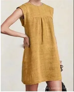 Lässiges senfgelbes ärmelloses Minikleid aus Baumwollleinen an einem Modell im Detail
