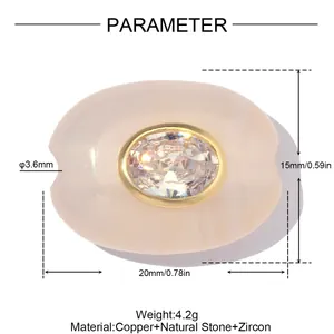 Detaillierte Makroansicht einer ovalen rosa Quarzperle mit Zirkon-Inlay und Maßangaben