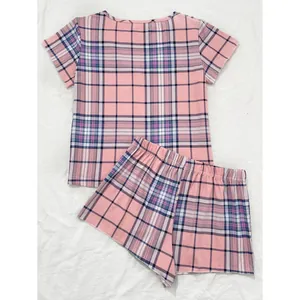 Comodo set pigiama a quadri rosa da donna con maglietta a maniche corte e pantaloncini coordinati