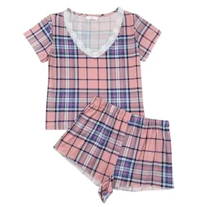 Pigiama due pezzi a quadri rosa con top scollo a V in pizzo e pantaloncini da donna