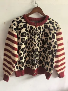Strickjacke mit Rundhalsausschnitt, Leopardenmuster und Streifenärmeln