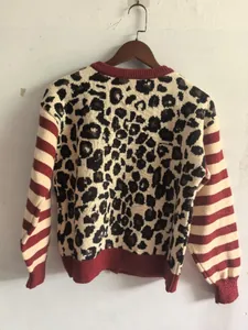 Rückansicht eines gemütlichen Strickcardigans mit Leopardenmuster und roten Streifen