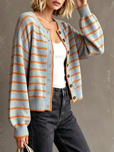 Detailansicht der Damen-Strickjacke mit Rundhalsausschnitt und orangefarbenen Streifen