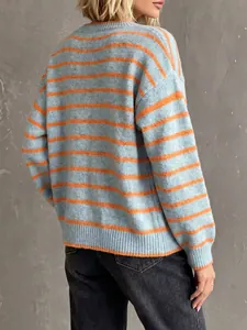 Detailansicht der Rückseite eines blau-orange gestreiften Strickpullovers für Damen.
