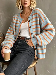 Nahaufnahme eines blau-orange gestreiften Strick-Cardigans mit Holzknöpfen.