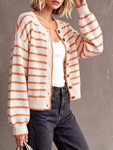 Detailansicht eines orange-weiß gestreiften Strick-Cardigans für Damen mit Knopfleiste.