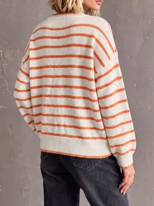 Rückansicht Details eines weichen weißen Strickpullovers mit orangefarbenen Streifen