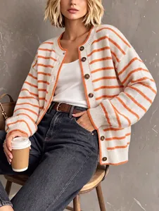 Detailansicht eines stylischen orange-weiß gestreiften Strick-Cardigans mit braunen Knöpfen.