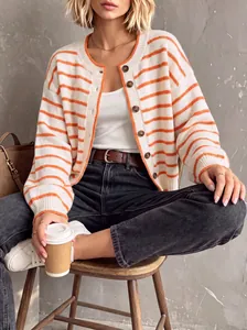 Nahaufnahme einer gestreiften Strickjacke mit orangefarbenen Streifen und Knöpfen