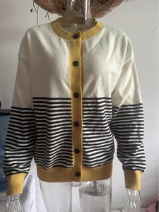 Detailansicht der gestreiften Damenstrickjacke mit Rundhalsausschnitt und gelbem Rand