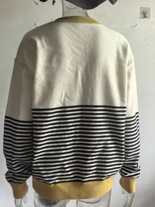 Rückansicht des gestreiften Strickpullovers mit gelben Rippbündchen und Saum.