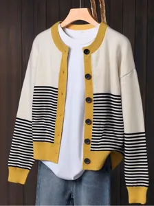 Detailansicht einer gestreiften Damen-Strickjacke mit Knopfleiste im Colour-Block-Design