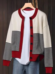 Stilvolle Damen-Strickjacke mit Streifen, rotem Rand und überschnittenen Schultern