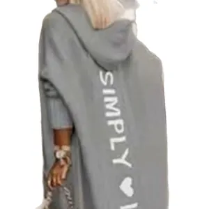 Graue Kapuzenstrickjacke mit vertikalem weißem SIMPLY-Schriftzug und Herz auf dem Rücken
