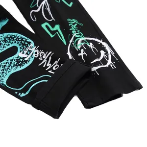 Vaqueros slim negros modernos con estampados gráficos de estilo urbano para hombre